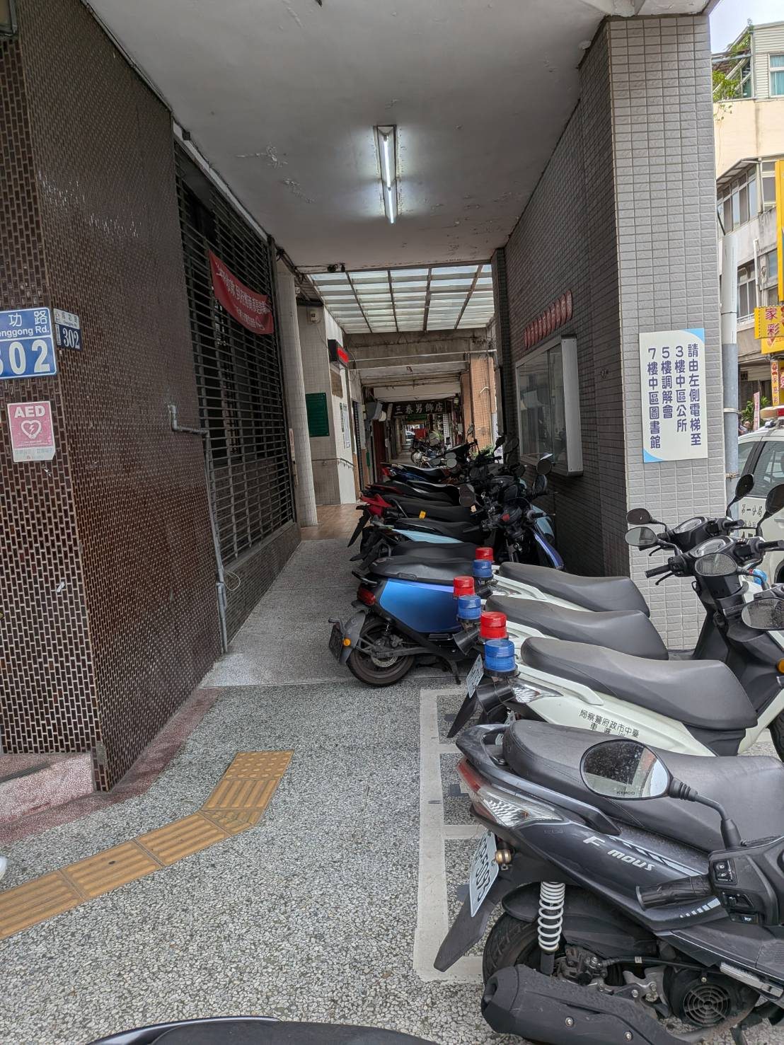 台中の路地。バイクが並んで停められている