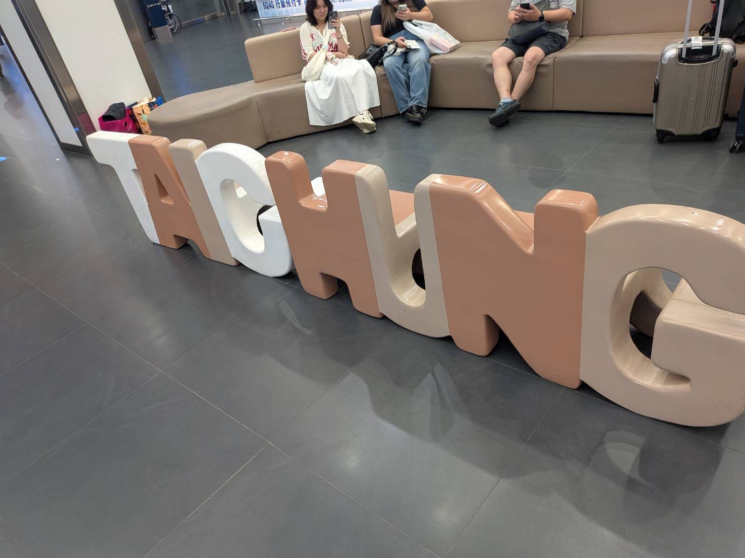 TAICHUNG と書かれた大きなモニュメントの文字