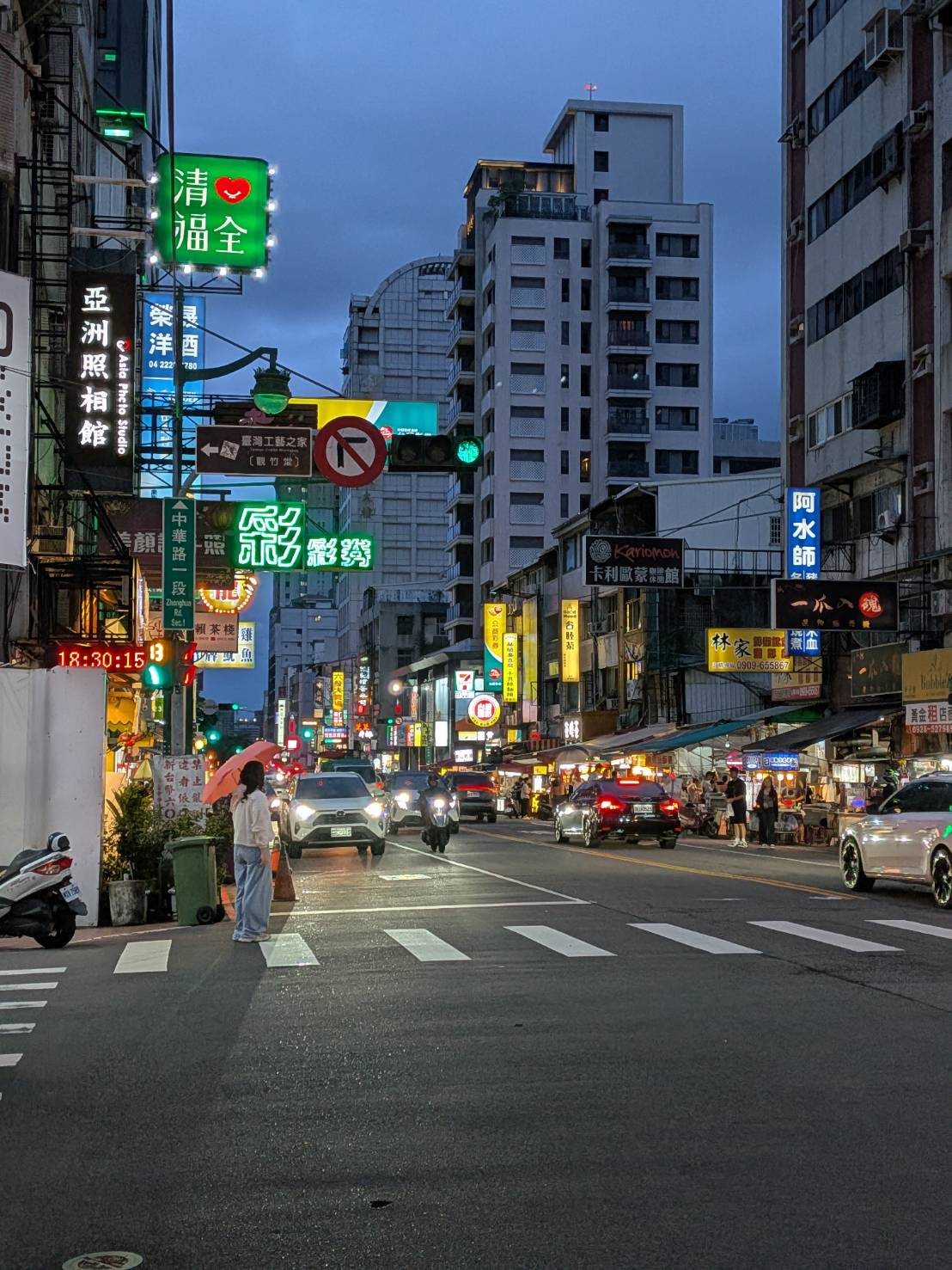 台中の夜の街。ネオンの看板が並ぶ交差点