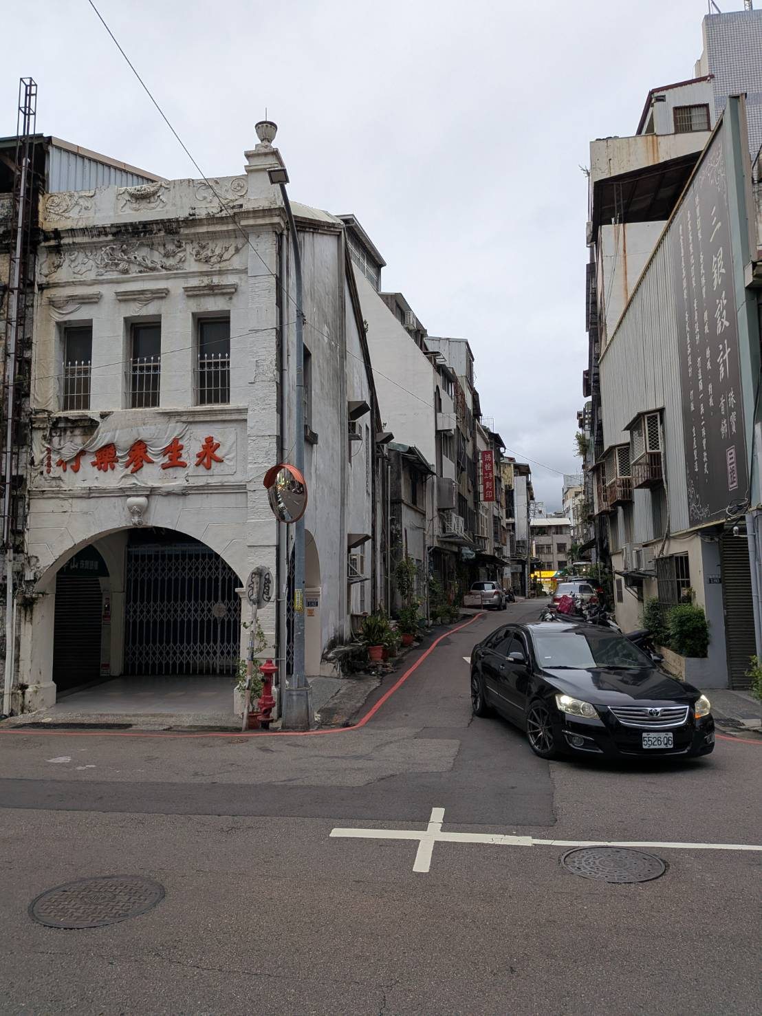 台中の街並み。古い洋館風の建物と細い通り